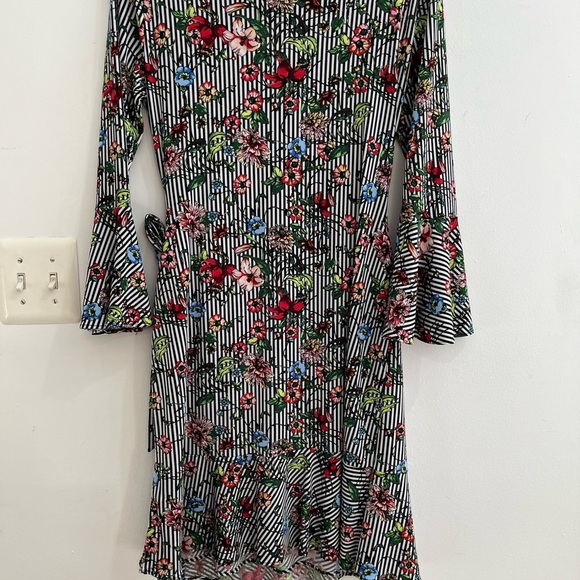 ECI Black Sheath Dress with Red and Green Bell Sleeves. M. I -8 - Picture 4 of 8